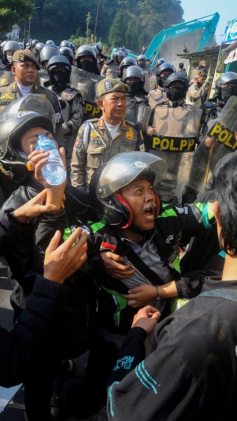 FOTO: Dikawal Keamanan yang Ketat, Pembongkaran PKL Tahap 2 di Puncak diwarnai Penolakan dan Isak Tangis Pedagang