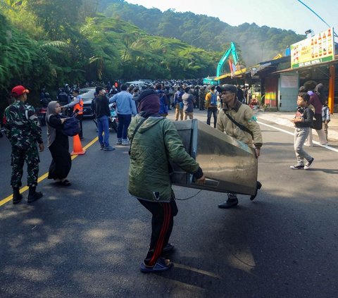 FOTO: Dikawal Keamanan yang Ketat, Pembongkaran PKL Tahap 2 di Puncak diwarnai Penolakan dan Isak Tangis Pedagang