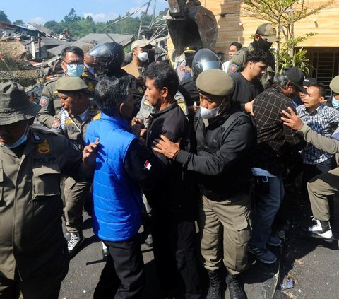 FOTO: Dikawal Keamanan yang Ketat, Pembongkaran PKL Tahap 2 di Puncak diwarnai Penolakan dan Isak Tangis Pedagang