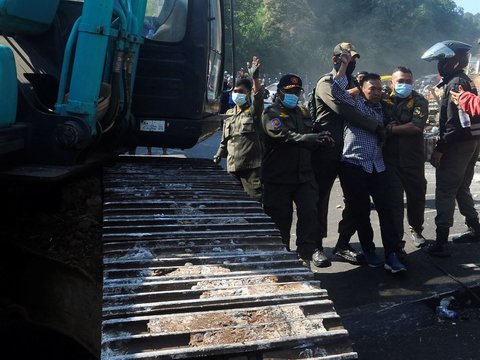 FOTO: Dikawal Keamanan yang Ketat, Pembongkaran PKL Tahap 2 di Puncak diwarnai Penolakan dan Isak Tangis Pedagang