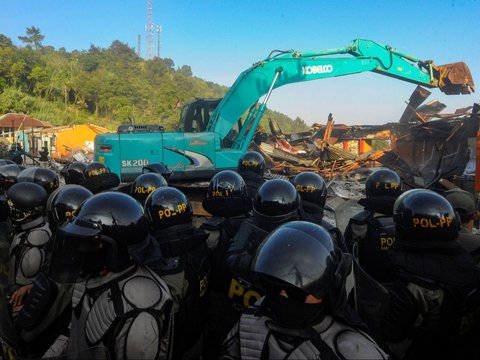 FOTO: Dikawal Keamanan yang Ketat, Pembongkaran PKL Tahap 2 di Puncak diwarnai Penolakan dan Isak Tangis Pedagang