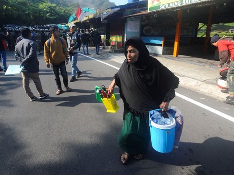 FOTO: Dikawal Keamanan yang Ketat, Pembongkaran PKL Tahap 2 di Puncak diwarnai Penolakan dan Isak Tangis Pedagang