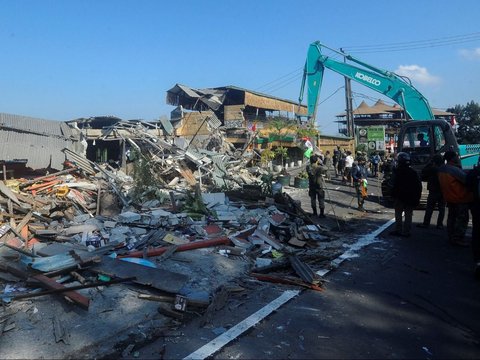 FOTO: Dikawal Keamanan yang Ketat, Pembongkaran PKL Tahap 2 di Puncak diwarnai Penolakan dan Isak Tangis Pedagang