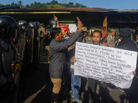 FOTO: Dikawal Keamanan yang Ketat, Pembongkaran PKL Tahap 2 di Puncak diwarnai Penolakan dan Isak Tangis Pedagang