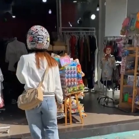 Pura-pura Jadi Pembeli, Momen Kejutan Kedatangan Kakak untuk Adiknya dari Luar Negeri Ini Bikin Haru