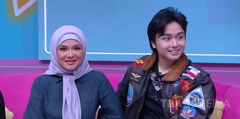 Ganteng dan Putih, Leon Dozan Sangat Menyayangi Sang Ibu  'Kapan Lagi Kita Berbakti kepada Ortu'