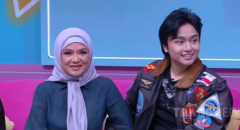 Ganteng dan Putih, Leon Dozan Sangat Menyayangi Sang Ibu  'Kapan Lagi Kita Berbakti kepada Ortu'