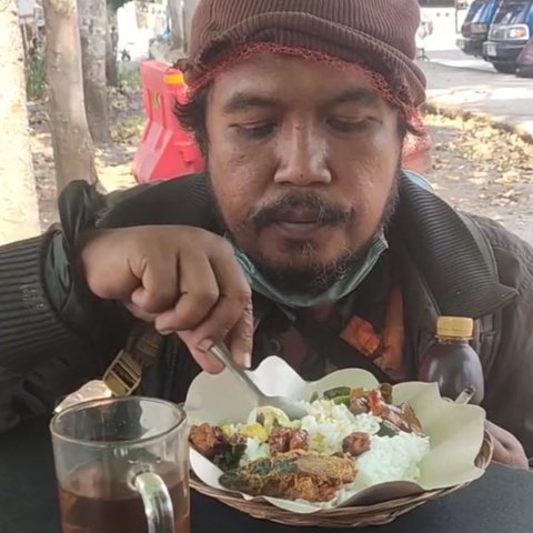 Polisi Ini Pilih Jualan Bubur Ayam Usai Pulang Kerja, Aksinya Curi Perhatian