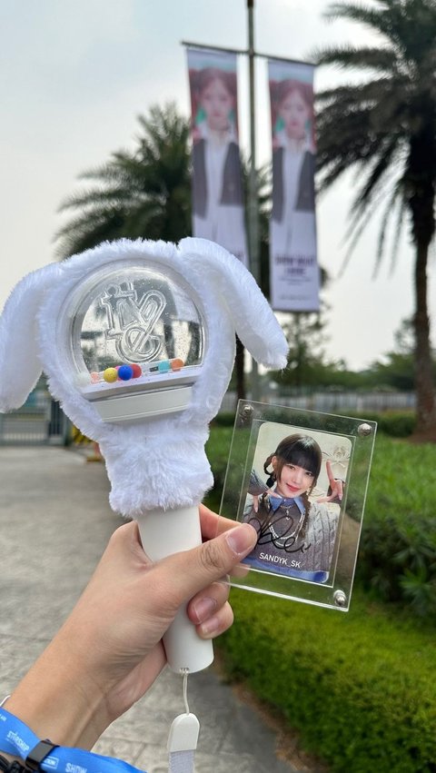 Sandy datang ke konser dengan membawa lightstick dan photocard biasnya, Rei. Fanboy sudah siap banget!<br><br>