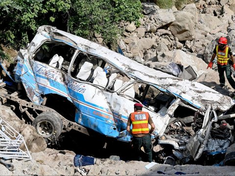 FOTO: Tragis! 35 Penumpang Tewas Usai Bus Terjun ke Jurang