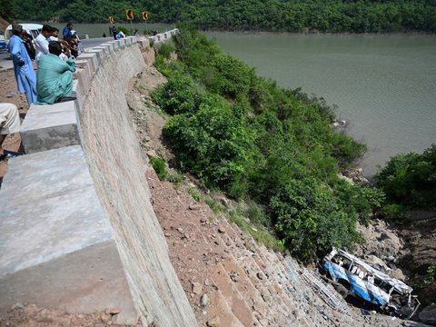 FOTO: Tragis! 35 Penumpang Tewas Usai Bus Terjun ke Jurang