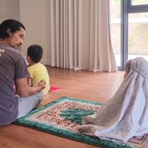 Edward Akbar Unggah Video Usai Salat Bareng Kedua Anaknya: Materi Terus, Banyak Fitnah