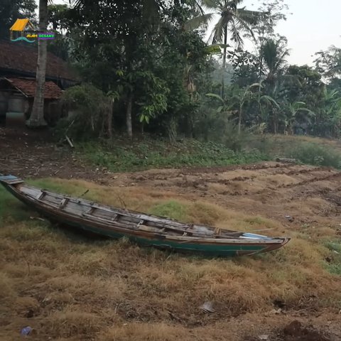 Mengintip kehidupan warga di pinggiran Bandung dengan moda transportasi rakit