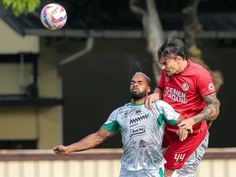 FOTO: Gol Spektakuler Kenneth Ngwoke ke Gawang PSS Sleman Sukses Antarkan Semen Padang Raih Kemenangan Perdana di BRI Liga 1 2024/2025