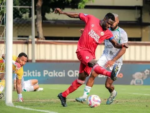 FOTO: Gol Spektakuler Kenneth Ngwoke ke Gawang PSS Sleman Sukses Antarkan Semen Padang Raih Kemenangan Perdana di BRI Liga 1 2024/2025