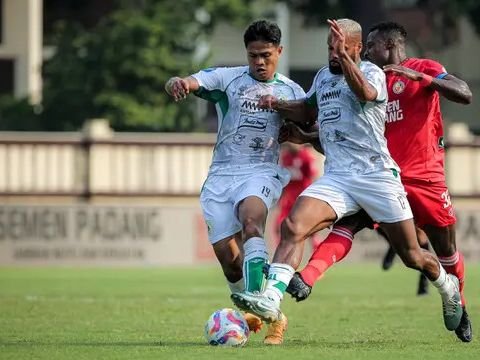 FOTO: Gol Spektakuler Kenneth Ngwoke ke Gawang PSS Sleman Sukses Antarkan Semen Padang Raih Kemenangan Perdana di BRI Liga 1 2024/2025