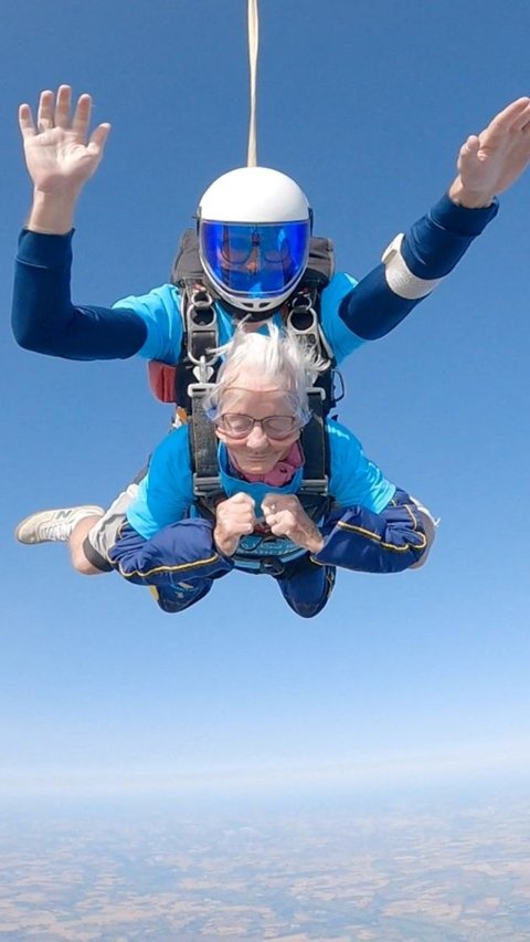 Dia pun mengatakan aksinya ini mungkin akan menjadi penggalangan dana terakhirnya.  Foto: UK Parachuting and Goldster / Handout via REUTERS