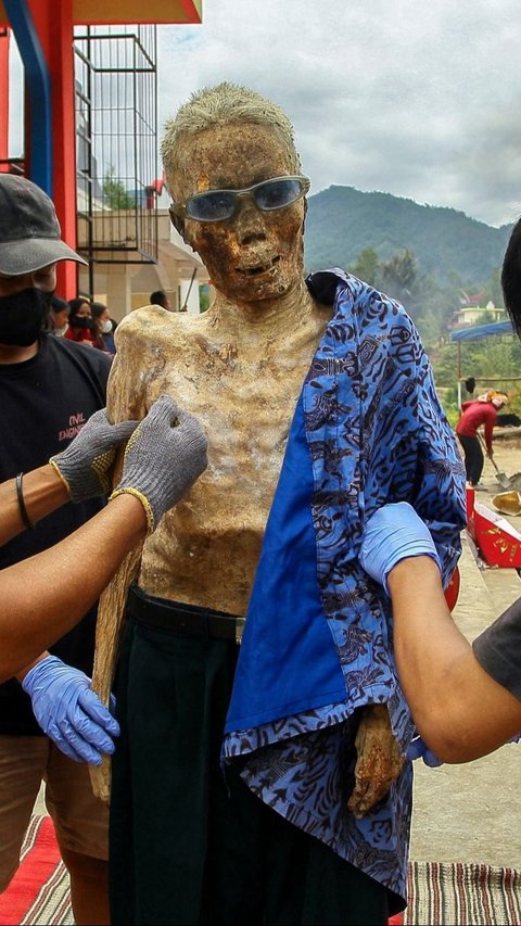 FOTO: Melihat Tradisi Mistik Tana Toraja Bisa Bikin Bulu Kuduk Merinding