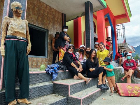 FOTO: Melihat Tradisi Mistik Tana Toraja Bisa Bikin Bulu Kuduk Merinding