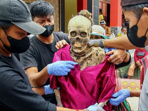 FOTO: Melihat Tradisi Mistik Tana Toraja Bisa Bikin Bulu Kuduk Merinding