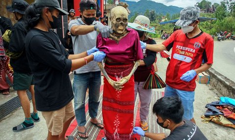 FOTO: Melihat Tradisi Mistik Tana Toraja Bisa Bikin Bulu Kuduk Merinding