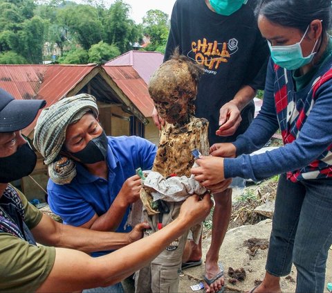 FOTO: Melihat Tradisi Mistik Tana Toraja Bisa Bikin Bulu Kuduk Merinding