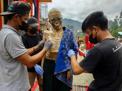 FOTO: Melihat Tradisi Mistik Tana Toraja Bisa Bikin Bulu Kuduk Merinding