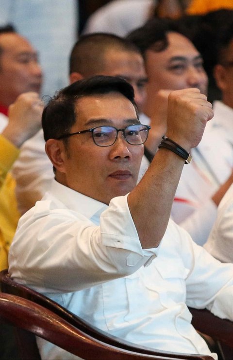 Bakal Calon Gubernur dan Calon Wakil Gubernur DKI Jakarta, Ridwan Kamil dan Suswono berjabat tangan dalam acara deklarasi di Hotel Sultan, Jakarta, Senin (19/8/2024). Liputan6.com/Herman Zakharia