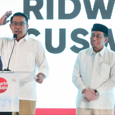 Bakal Calon Gubernur dan Calon Wakil Gubernur DKI Jakarta, Ridwan Kamil dan Suswono berjabat tangan dalam acara deklarasi di Hotel Sultan, Jakarta, Senin (19/8/2024). Liputan6.com/Herman Zakharia