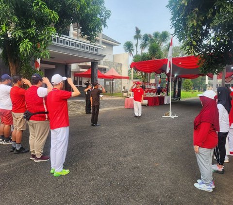 Mereka berkumpul untuk mengikuti berbagai rangkaian acara. Salah satunya adalah upacara bendera.  Dengan penuh khidmat, mereka mengikuti prosesi pengibaran bendera Merah Putih, menyanyikan lagu kebangsaan Indonesia Raya, dan mengheningkan cipta untuk mengenang jasa para pahlawan. Foto: merdeka.com / Istimewa