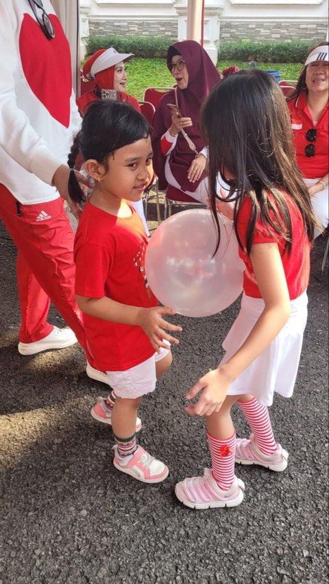 Anak-anak hingga orang dewasa turut serta dalam lomba-lomba ini, menambah semarak suasana dengan tawa. Foto: merdeka.com / Istimewa