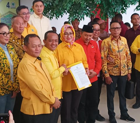 FOTO: Kembali Berbaju Kuning, Airin Tersenyum Akhirnya Golkar Usung untuk Pilkada Banten