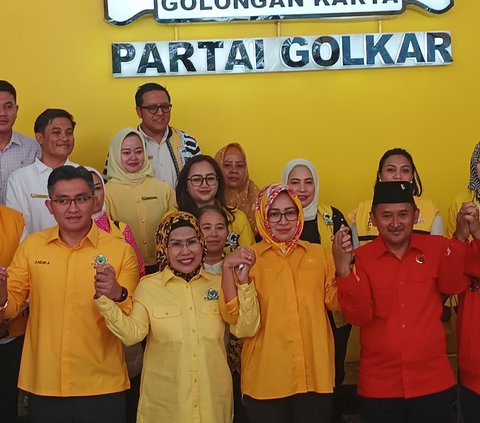 FOTO: Kembali Berbaju Kuning, Airin Tersenyum Akhirnya Golkar Usung untuk Pilkada Banten