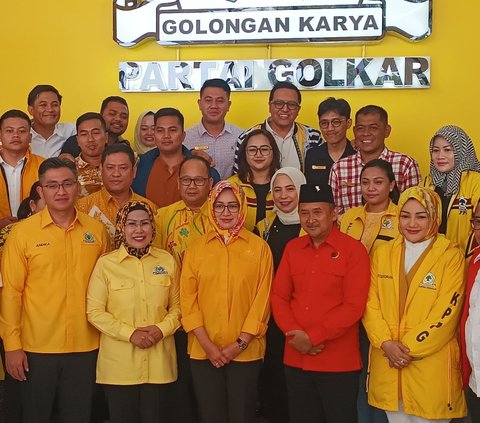 FOTO: Kembali Berbaju Kuning, Airin Tersenyum Akhirnya Golkar Usung untuk Pilkada Banten