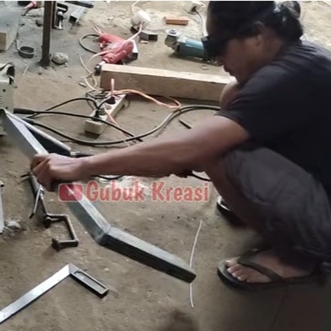 Membuat Ilus Duduk Terbang