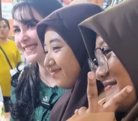 Hidup Sederhana Meski Jadi Istri Pejabat, Potret Arumi Bachsin Jajan di Pasar Tradisional Tuai Pujian