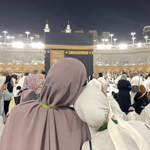 Umroh Bareng Sahabat, Begini Potret Azizah Salsha di Depan Kabah