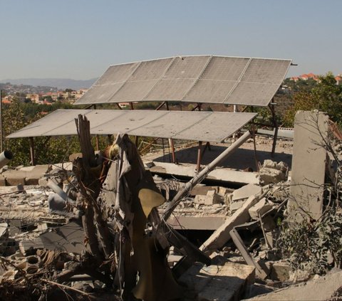 FOTO: Serangan Udara Israel ke Lebanon Sasar Mobil-Mobil dan Bangunan Rumah di Kota Sidon