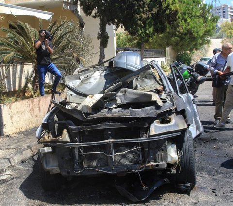 FOTO: Serangan Udara Israel ke Lebanon Sasar Mobil-Mobil dan Bangunan Rumah di Kota Sidon