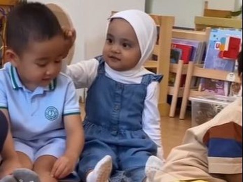 8 Momen Lucu Rayyanza dan Kamya Anak Fitri Tropica saat di Sekolah, Gemesin Banget!