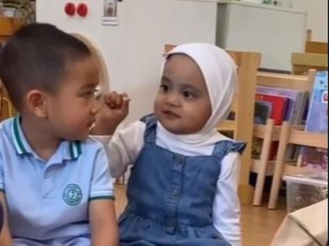 8 Momen Lucu Rayyanza dan Kamya Anak Fitri Tropica saat di Sekolah, Gemesin Banget!