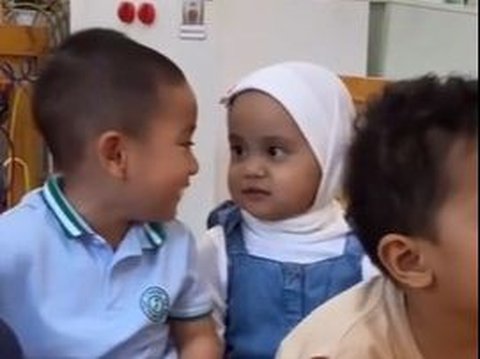 8 Momen Lucu Rayyanza dan Kamya Anak Fitri Tropica saat di Sekolah, Gemesin Banget!