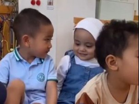 8 Momen Lucu Rayyanza dan Kamya Anak Fitri Tropica saat di Sekolah, Gemesin Banget!