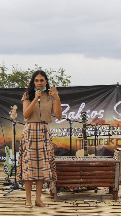 Selain berkarier di dunia modeling dan pageant, Shania Binti Mahir Hamdun juga dikenal aktif dalam berbagai kegiatan sosial dan volunteering, yang mencerminkan dedikasinya untuk memberikan dampak positif pada masyarakat.<br>