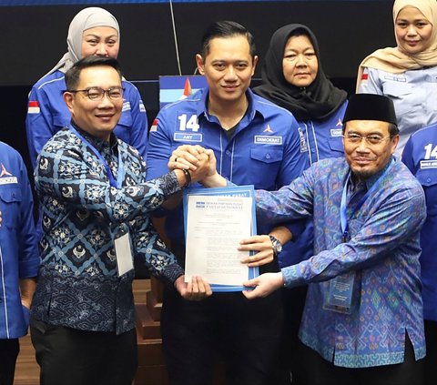 Ketum Demokrat Agus Harimurti Yudhoyono menyerahkan surat rekomendasi kepada bakal calon Gubernur dan Wakil Gubernur di markas Partai Demokrat di Jakarta Pusat, Selasa (27/8/2024). Foto: merdeka.com / Arie Basuki