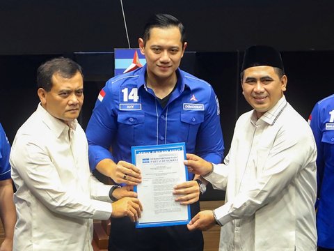 FOTO: Senyum Tipis AHY Serahkan Surat Rekomendasi Kepada Tiga Bakal Calon Gubernur, Ada Ridwan Kamil hingga Dedi Mulyadi