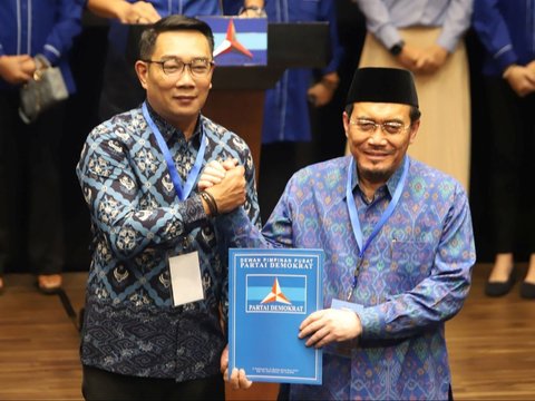 FOTO: Senyum Tipis AHY Serahkan Surat Rekomendasi Kepada Tiga Bakal Calon Gubernur, Ada Ridwan Kamil hingga Dedi Mulyadi