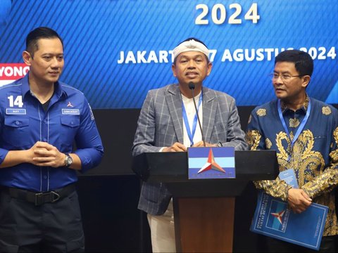 FOTO: Senyum Tipis AHY Serahkan Surat Rekomendasi Kepada Tiga Bakal Calon Gubernur, Ada Ridwan Kamil hingga Dedi Mulyadi