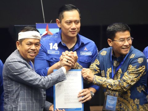 FOTO: Senyum Tipis AHY Serahkan Surat Rekomendasi Kepada Tiga Bakal Calon Gubernur, Ada Ridwan Kamil hingga Dedi Mulyadi