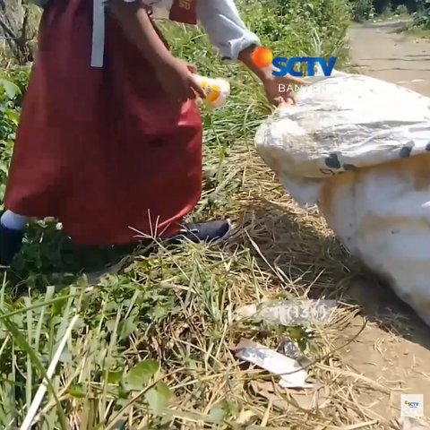 Pilu bocah SD di Lebak memulung